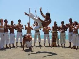 Roda de capoeira musicalidade com instrumentos musicais e jogo